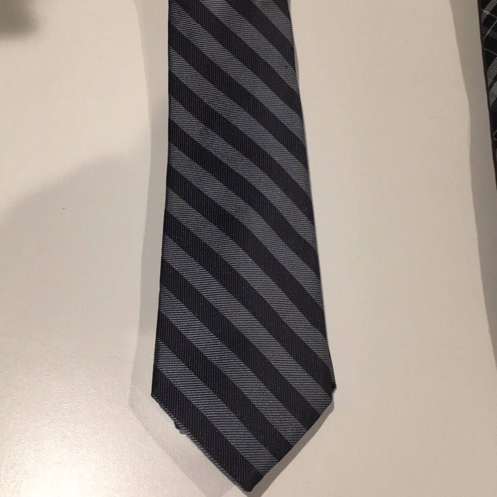 5/$25 Penguin 2-tone grey. Med width tie